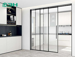 Recomendación de producto 3H: herrajes para puertas corredizas colgantes extremadamente estrechas con varillaje triple