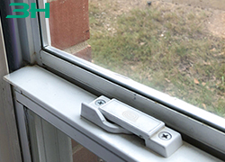 ¿Cómo instalar la cerradura de la crujiente y cómo ajustar la posición delantera y posterior?