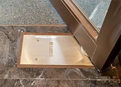 ¿Qué capacidad de carga es adecuada para resortes de piso en puertas de vidrio?